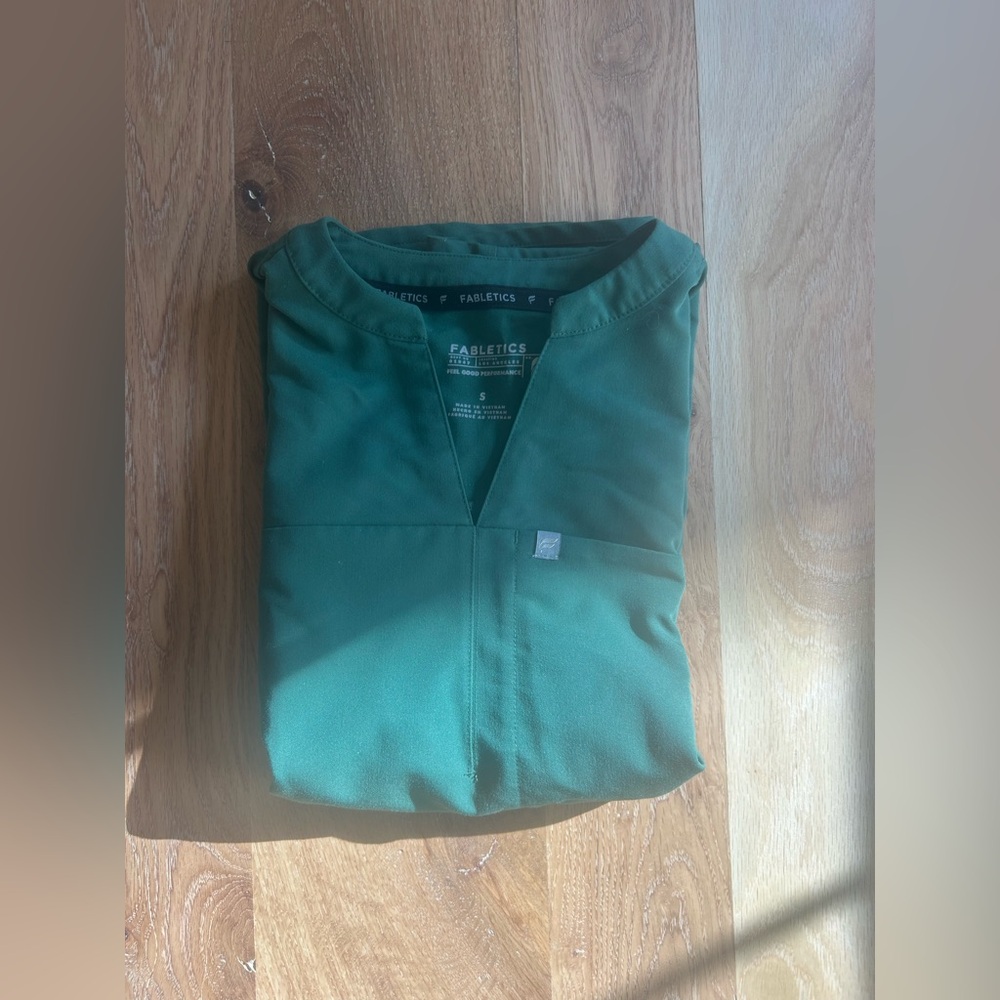 Fabletics Hunter Green Evolve Scrub Top (Small)